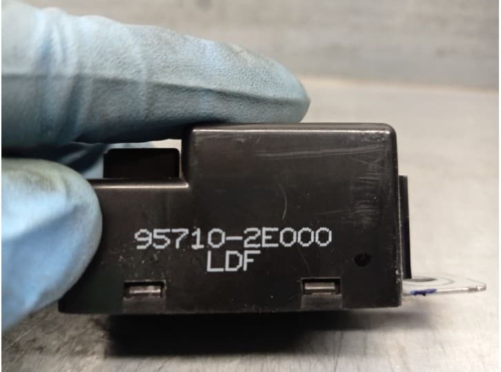 Recambio de modulo electronico para kia carens iv 1.6 gdi referencia OEM IAM 957102E000 4