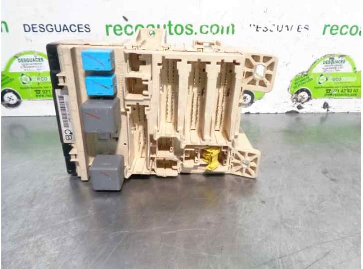 Recambio de caja reles / fusibles para lexus rx (_u3_) 300 (mcu35_) referencia OEM IAM CB0PV71