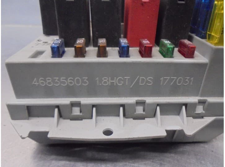 Recambio de caja reles / fusibles para fiat punto (188_) 1.9 jtd referencia OEM IAM 46835603 3