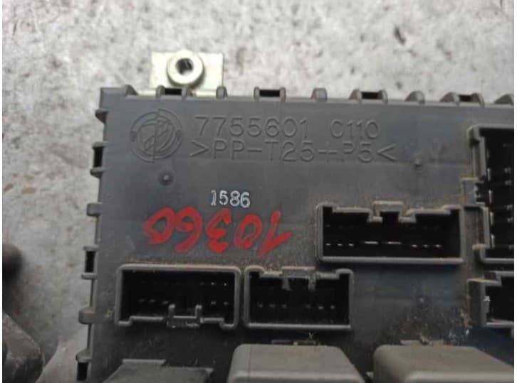 Recambio de caja reles / fusibles para fiat punto (176_) 1.7 td referencia OEM IAM 7755601 4