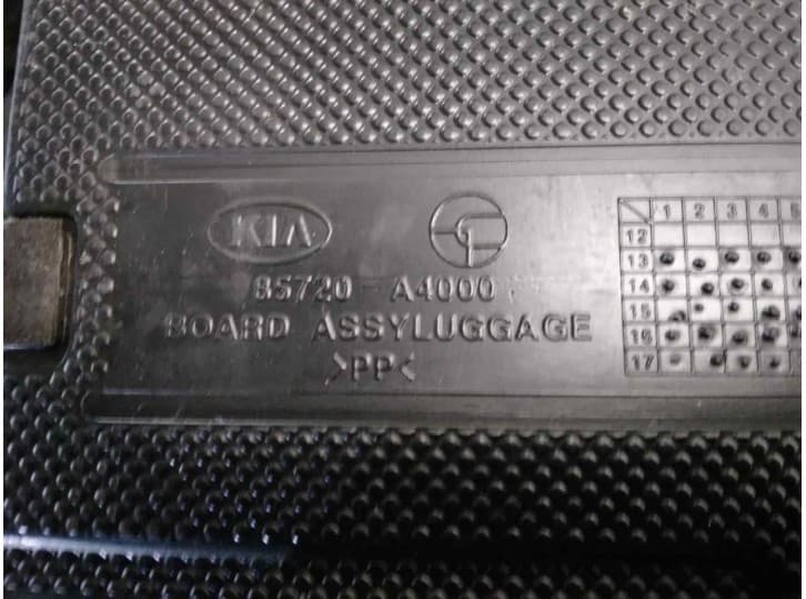 Recambio de bandeja trasera para kia carens iv 1.7 crdi referencia OEM IAM 85720A4000 4