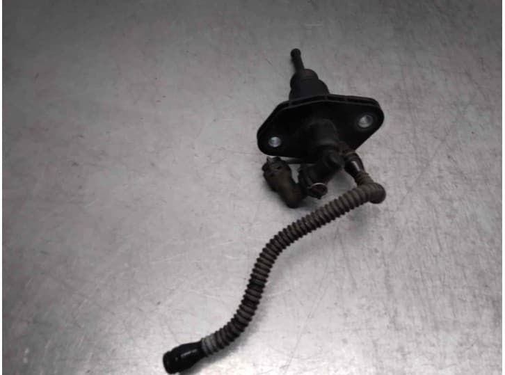 Recambio de bomba embrague para opel karl (c16) 1.0 referencia OEM IAM 679148 3