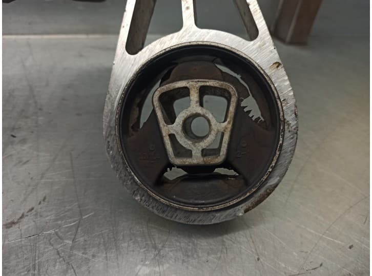 Recambio de soporte motor trasero para opel karl (c16) 1.0 referencia OEM IAM 45620226 5