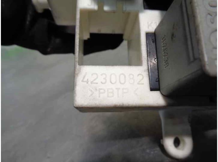 Recambio de caja reles / fusibles para saab 9-3 (ys3d) 2.0 turbo referencia OEM IAM 4230082 2