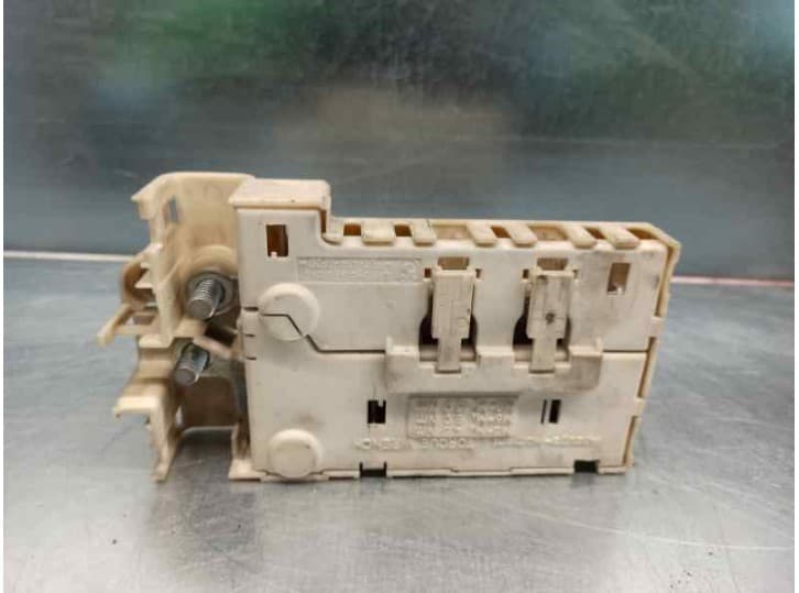 Recambio de caja reles / fusibles para bmw 7 (e38) 725 tds referencia OEM IAM 61138370640