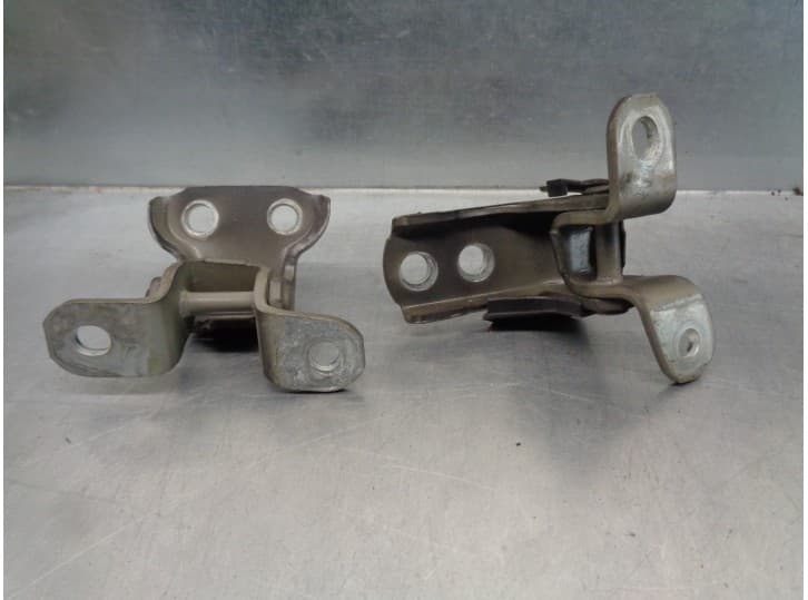 Recambio de bisagra puerta para lexus is ii (_e2_) 220d (ale20) referencia OEM IAM  6873033021 3