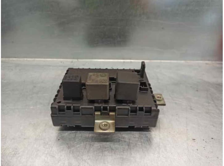 Recambio de caja reles / fusibles para fiat punto (176_) 55 1.1 referencia OEM IAM 7755601 2