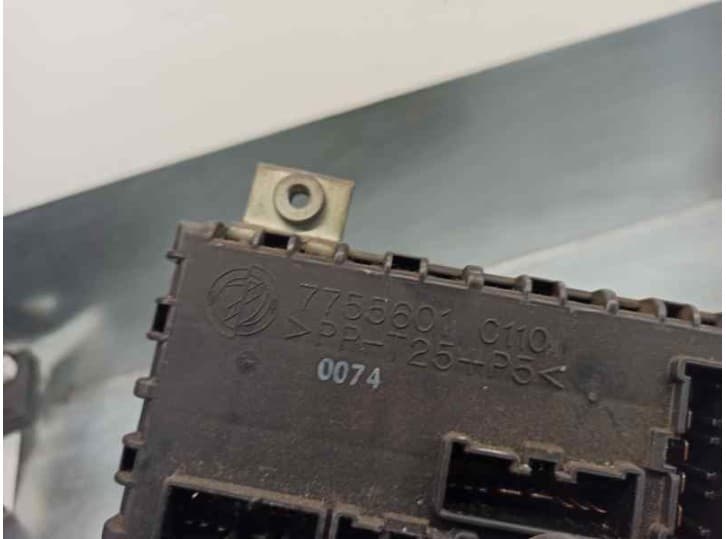 Recambio de caja reles / fusibles para fiat punto (176_) 55 1.1 referencia OEM IAM 7755601 5