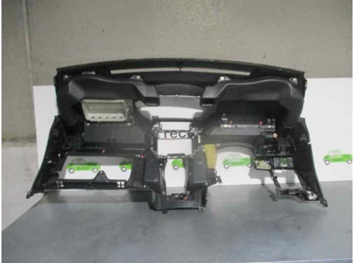Recambio de salpicadero para toyota yaris (_p9_) 1.4 d-4d (nlp90_) referencia OEM IAM  NEGRO 8