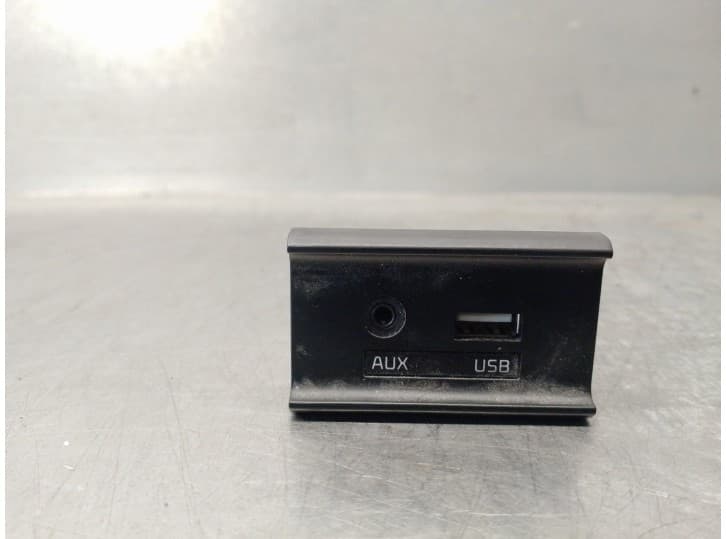 Recambio de mando para kia soul ii (ps) 1.6 gdi referencia OEM IAM 96120B2120 AUX/USB 2