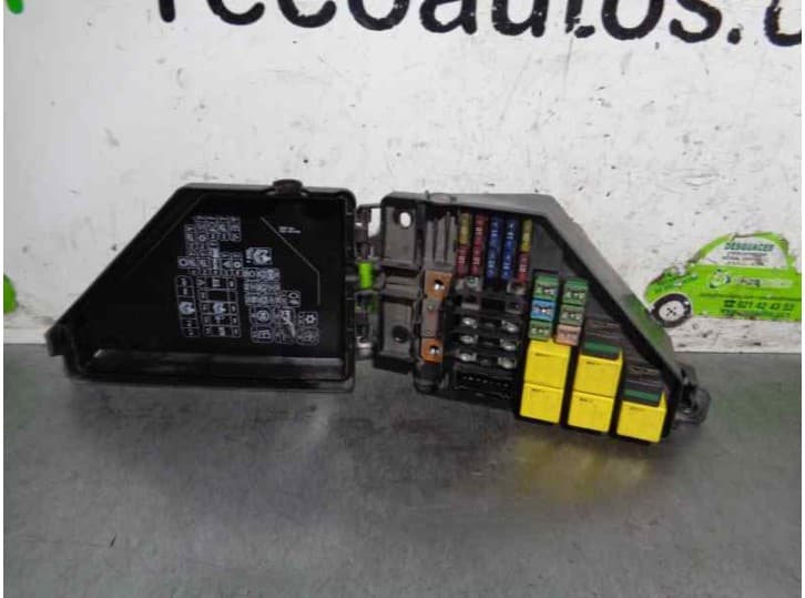 Recambio de caja reles / fusibles para mg zr 160 referencia OEM IAM YQE103720R