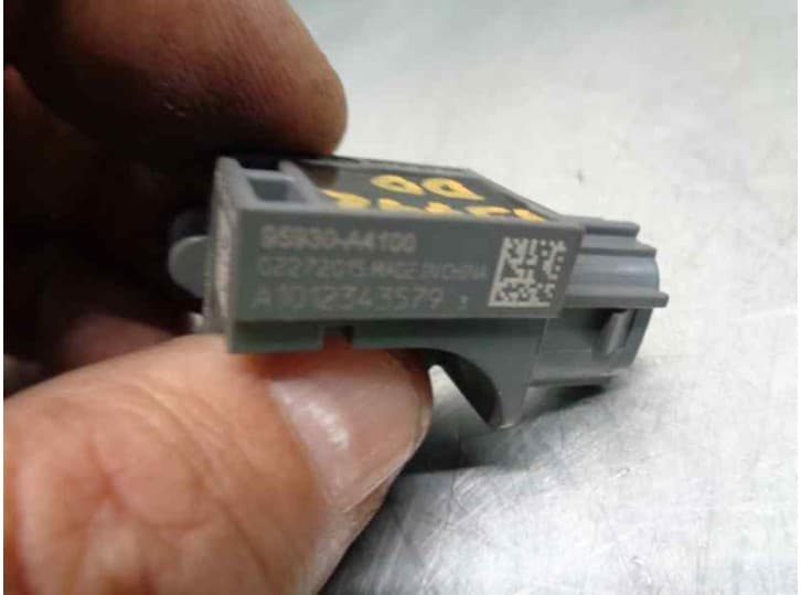 Recambio de sensor impacto para kia carens iv 1.7 crdi referencia OEM IAM 95930A4100 4