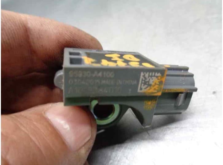 Recambio de sensor impacto para kia carens iv 1.7 crdi referencia OEM IAM 95930A4100 4