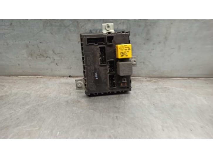 Recambio de caja reles / fusibles para fiat punto (176_) 55 1.1 referencia OEM IAM 7755601