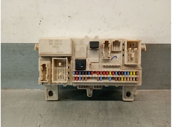 Recambio de caja reles / fusibles para volvo s40 ii (544) 2.0 d referencia OEM IAM 8690722