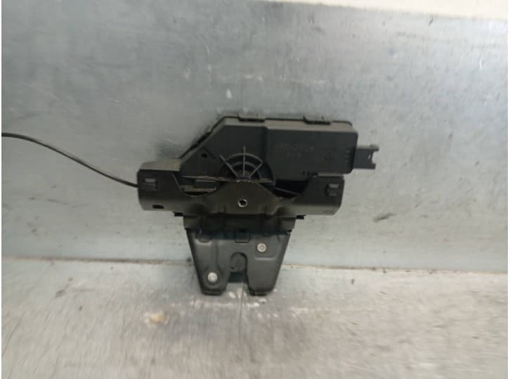 Recambio de cerradura maletero / porton para bmw 1 (e87) 118 d referencia OEM IAM 8196401 2