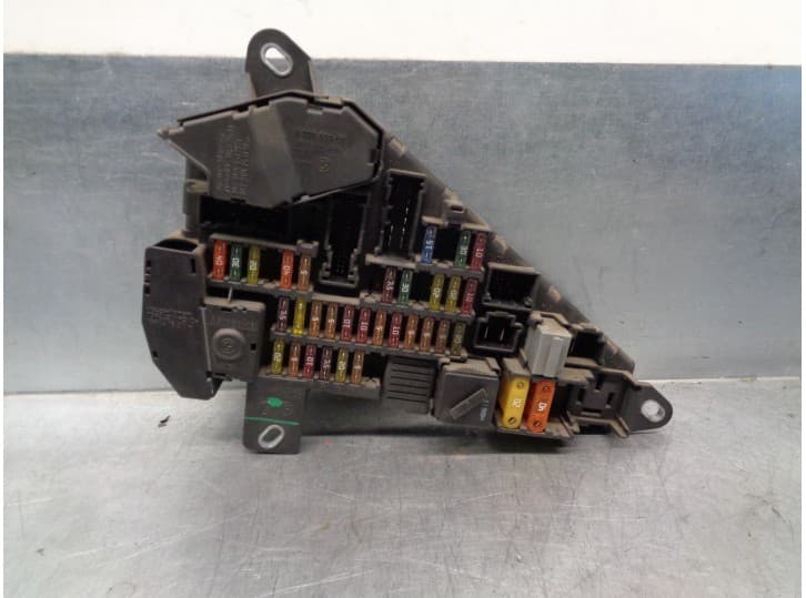 Recambio de caja reles / fusibles para bmw 5 (e60) 530 d referencia OEM IAM 61146906588