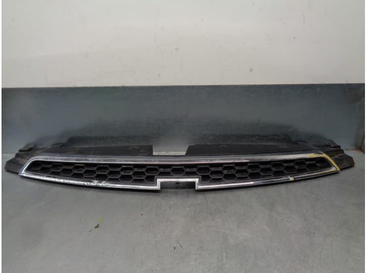 Recambio de rejilla delantera para chevrolet cruze (j300) 1.8 referencia OEM IAM 96832951