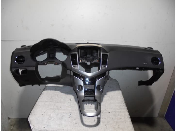 Recambio de salpicadero para chevrolet cruze (j300) 1.8 referencia OEM IAM  NEGRO