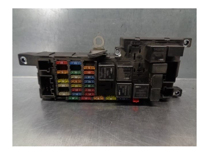 Recambio de caja reles / fusibles para volvo s60 i (384) d5 referencia OEM IAM 518828017 2