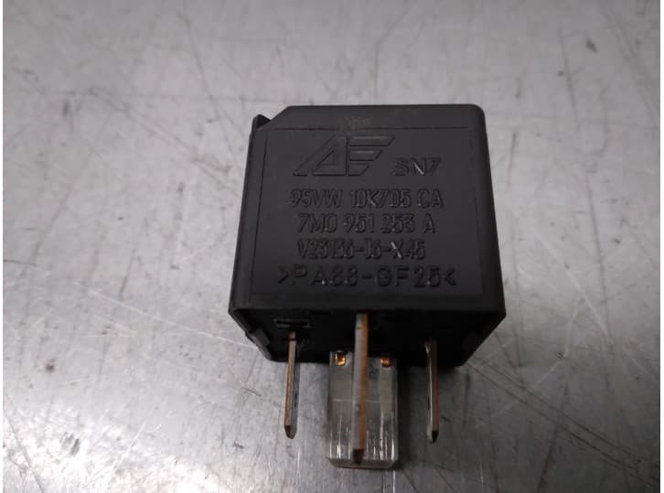 Recambio de rele para volkswagen golf iv (1j1) 1.9 tdi referencia OEM IAM 7M0951253A
