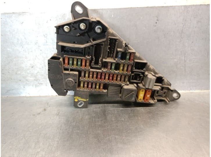 Recambio de caja reles / fusibles para bmw 5 (e60) 530 d referencia OEM IAM 690660105