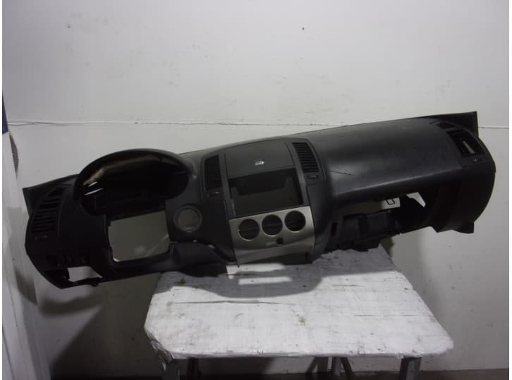 Recambio de salpicadero para nissan altima referencia OEM IAM 68200ZB011 NEGRO