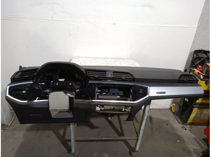 Recambio de salpicadero para audi q3 (f3b) 35 tdi referencia OEM IAM 83B857001 83B857001