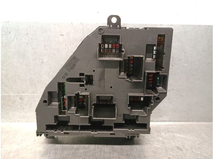 Recambio de caja reles / fusibles para bmw 5 (f10) 520 d referencia OEM IAM 926492302 2