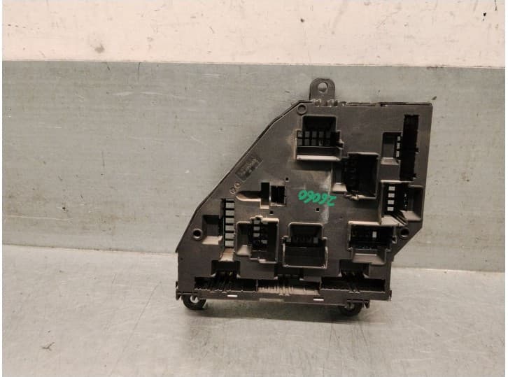 Recambio de caja reles / fusibles para bmw x3 (f25) xdrive 20 d referencia OEM IAM 9210860 2