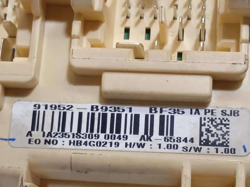 Recambio de caja reles / fusibles para hyundai i10 basis referencia OEM IAM 91952B9351 - Blanco 4