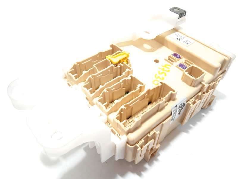 Recambio de caja reles / fusibles para toyota auris active referencia OEM IAM 8273012X70A - Blanco