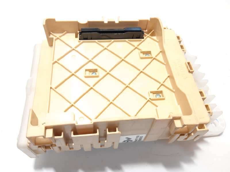 Recambio de caja reles / fusibles para toyota auris active referencia OEM IAM 8273012X70A - Blanco 3