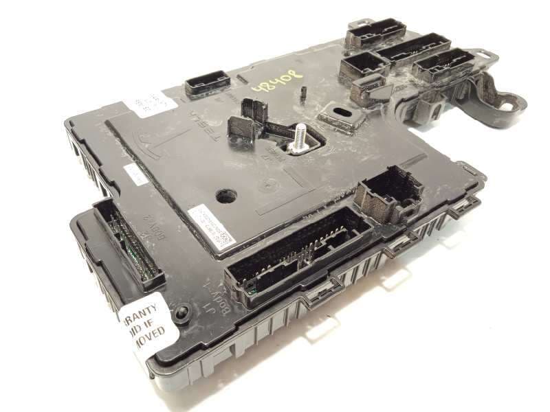 Recambio de caja reles / fusibles para tesla model 3 referencia OEM IAM 107867332L - Blanco
