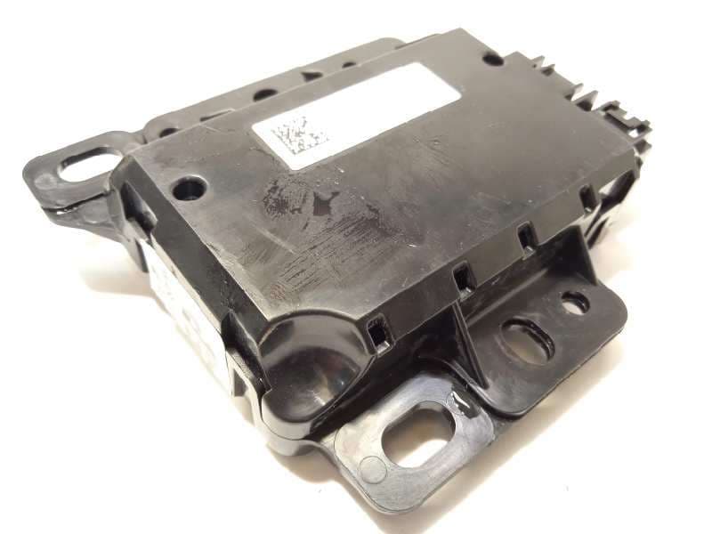 Recambio de modulo electronico para tesla model 3 referencia OEM IAM 109329500A - Blanco