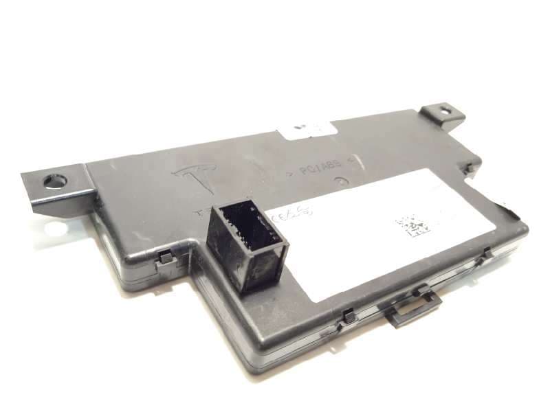 Recambio de modulo electronico para tesla model 3 referencia OEM IAM 110024100G - Blanco