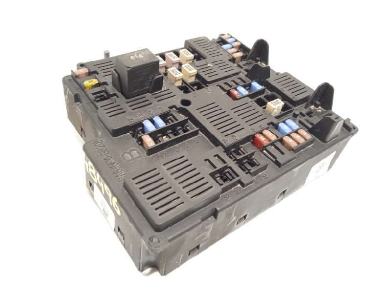 Recambio de caja reles / fusibles para volvo xc90 referencia OEM IAM 32212299  31473772 - Blanco