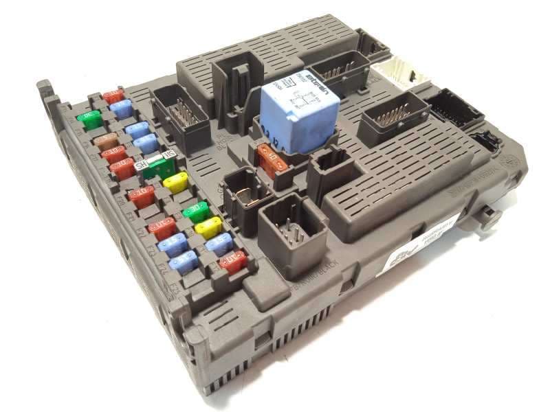 Recambio de caja reles / fusibles para peugeot 807 sr pack referencia OEM IAM 1400310680 - Gris