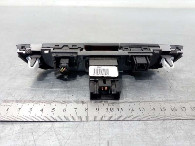 Recambio de warning para hyundai ix35 2.0 cat referencia OEM IAM 847402S450TAN - Blanco 2