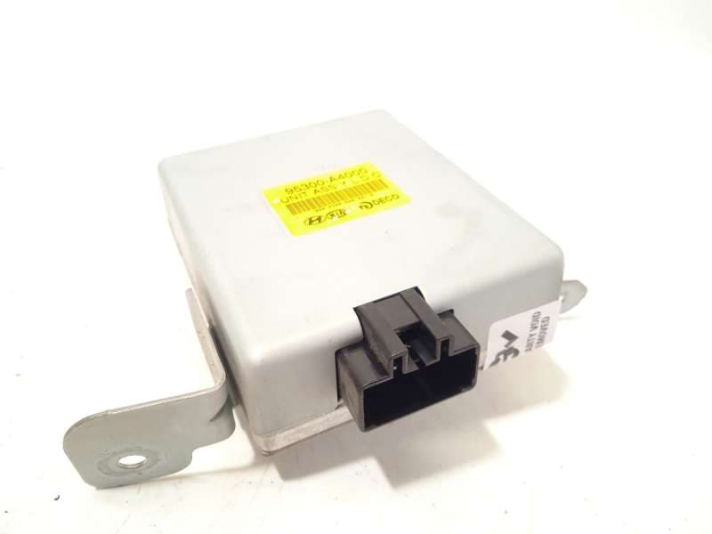 Recambio de modulo electronico para kia carens iv 1.7 crdi referencia OEM IAM 95300A4000 - Blanco