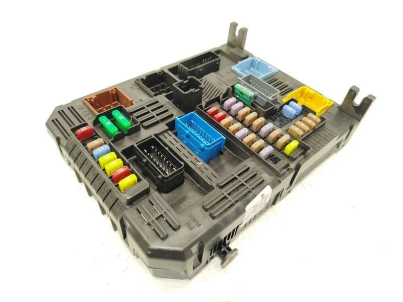 Recambio de caja reles / fusibles para jeep avenger referencia OEM IAM 9845141280  28751768 - Negro