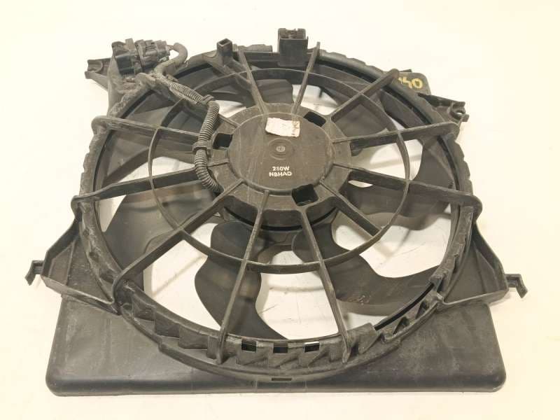 Recambio de electroventilador para kia carens iv 1.7 crdi referencia OEM IAM 25380A4510 - Blanco