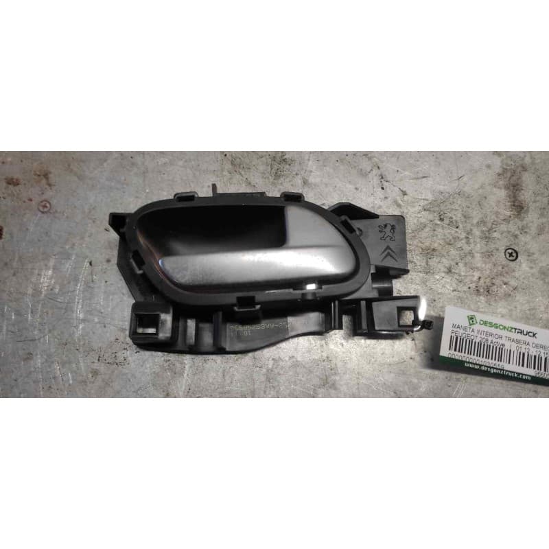 Recambio de maneta interior trasera derecha para peugeot 208 active referencia OEM IAM 96605253 - Negro