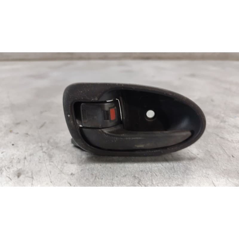 Recambio de maneta interior trasera izquierda para toyota yaris 1.0 cat referencia OEM IAM - Rojo