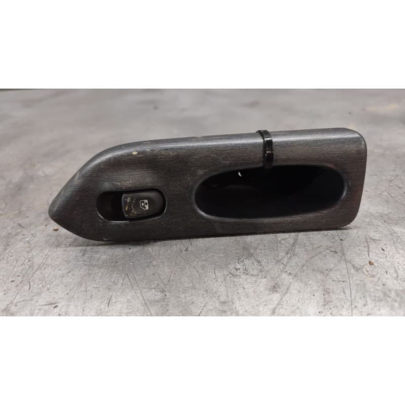 Recambio de mando elevalunas trasero izquierdo para renault laguna (b56) 1.8 16v rt referencia OEM IAM 7701707066 - Blanco