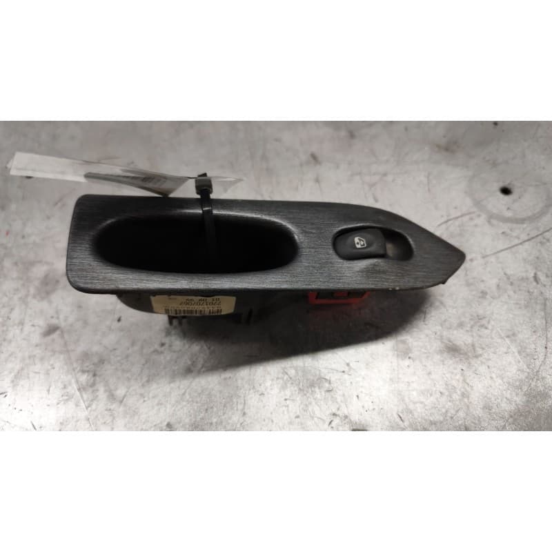 Recambio de mando elevalunas trasero derecho para renault laguna (b56) 1.8 16v rt referencia OEM IAM 7701707067 - Blanco