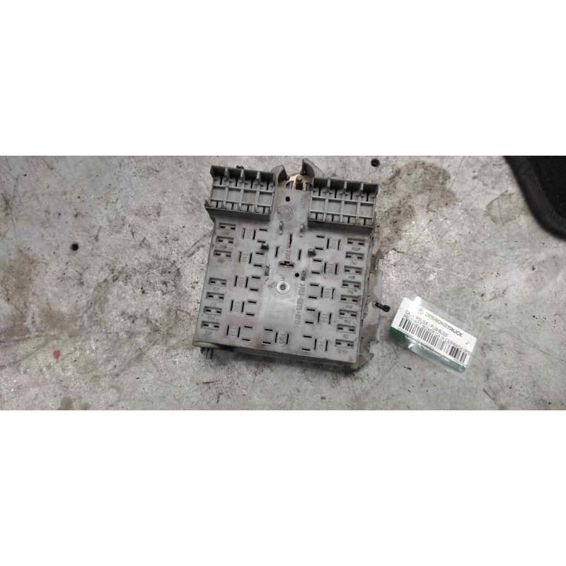 Recambio de caja reles / fusibles para peugeot boxer caja cerrada (rs2850)(290/330)('02) 330 c td referencia OEM IAM 1332043080 - Blanco