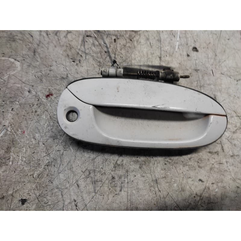 Recambio de maneta exterior delantera derecha para kia carens 2.0 turbodiesel cat referencia OEM IAM K2N158410 - Blanco