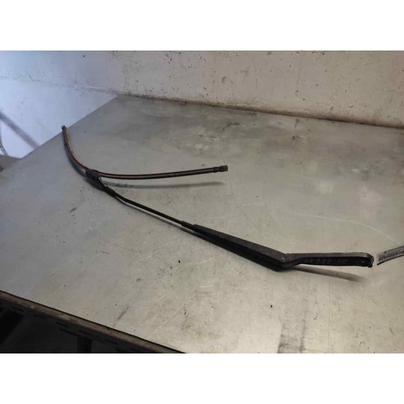 Recambio de brazo limpia delantero izquierdo para peugeot 308 sw confort referencia OEM IAM - Gris