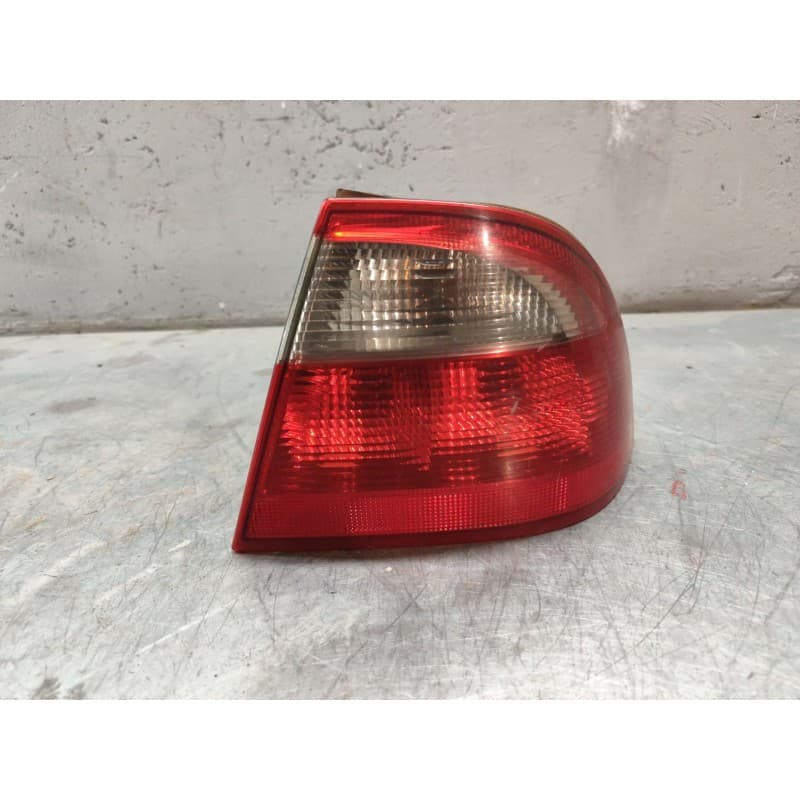 Recambio de piloto trasero derecho para saab 9-5 berlina 3.0 tid linear sport referencia OEM IAM